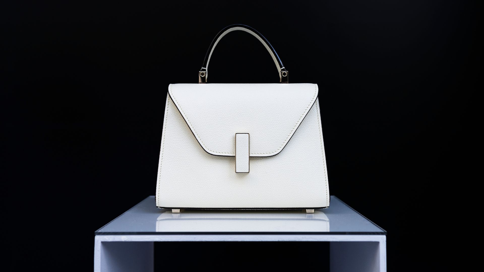 Borsa bianca su tavolino bianco